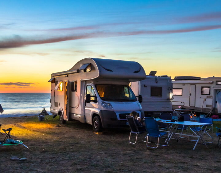 Campers,And,Motorhomes,Overlooking,Sunset,In,The,Mediterranean,Sea,From